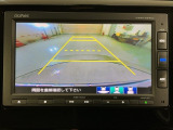 リバースギアに入れるだけで後方の表示へ切り替わります。夜間や雨の日の駐車も楽になりますよ。
