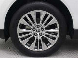 19インチアルミホイール(スーパークロームメタリック塗装)が装着されています。タイヤサイズ225/55R19
