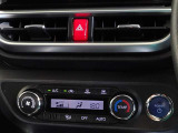 車内を快適に、オートエアコンを装備しています。