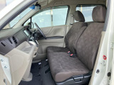 運転しやすい配置の操作系が特徴。シートの形状も工夫されており、長時間の運転でも疲れにくい設計です。快適な運転環境を追求しました。