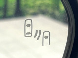 【ブラインドスポットモニター】走行中、ドアミラーの死角になりやすい箇所に後続車が接近するとサイドミラーのレンズに警告を表示!ドライバーに注意喚起をしてくれます。