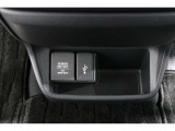 スマートフォンなどの音楽再生が可能なUSB接続ジャック装備車両です♪♪♪