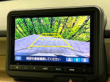【バックカメラ】駐車時に後方がリアルタイム映像で確認できます。大型商業施設や立体駐車場での駐車時や、夜間のバック時に大活躍!運転スキルに関わらず、今や必須となった装備のひとつです!