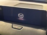 【12.3インチマツダコネクト】車内の雰囲気にマッチした大型ディスプレイ。スマホ接続でのナビ使用やBluetooth再生等、様々な機能が楽しめます。直感的なダイヤル操作が可能で、使い勝手も良好です。