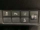 ハンドルの右側にはヘットライトリベライザーとHondaセンシング用のメインスイッチがついています。ヘッドライトリベライザーは道路状況や積荷の加重に応じてライトの高さを調節できます。
