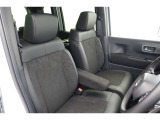 フロントシートはゆったりとしていて開放感があるベンチシートです。車内の移動も楽々です!狭い場所や駐車場で片側をギリギリに停めた際には便利ですよ!