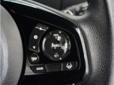 ◆アダプティブクルーズコントロール◆予め設定した車速内でクルマが自動的に加減速。前走車との適切な車間距離を維持しながら追従走行します。【LKAS】車線維持支援システムでステアリング操作を支援。