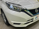 【LEDヘッドライト】悪天候や夜間走行時も良好な視界を確保し安心して運転できる高輝度LEDヘッドライトを装備!点灯速度が早く、消費電力も抑えられています。