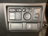 左側電動スライドドアは運転席から操作ができるよう、操作スイッチが付いています。その横にはヘットライトリベライザーのスイッチがついています。道路状況や積荷の加重に応じてライトの高さを調節できます。