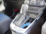 6AT車のシフトまわりや操作部を確認できます。