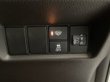 ハンドルの右側にはヘッドライトレベライザーとVSA(ABS+TCS+横滑り抑制)の解除スイッチがついています。ヘッドライトレベライザーは道路状況や積荷の加重に応じてライトの高さを調節できます。