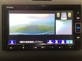 【バックカメラ】運転が苦手な方も車庫入れラクラクです!ギアをリバースに入れれば自動的に切り換わりますので、面倒な操作は不要です♪狭い駐車場もお車を傷つけず安心ですね!