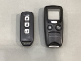 スマートキー付きですからドアロックの開閉およびエンジンスタートが楽々です。電動スライドドアの開け閉めもボタンで操作できます。加えて、純正リモコンエンジンスターター用の操作キーもついています。