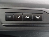 運転席のパワーシートは3名様分までメモリー機能付きです。