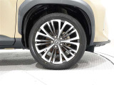 タイヤサイズは(215/50R18)で純正アルミホイールです。