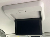 【フリップダウンモニター】大画面モニターで後席でもエンタメをお楽しみいただけます。小さなお子様にも大人気の装備です♪