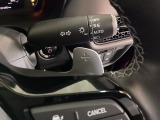 ステアリングホイール・後ろの減速セレクターは、左右に取り付けられた2つのパドルスイッチで減速の強さを調整。 左側の「-」を操作すると減速を強く、右側の「+」を操作すると減速を弱くすることができます。
