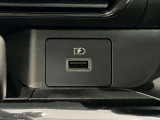 USB電源ソケットが前席中央にあり、便利に使えます☆