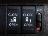 運転席からもスライドドアをボタン操作でスピーディーに開閉できます!またスマートキーでも操作できるので便利です。