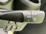 操作しやすい位置に配置され、直感的な操作が可能です。オート機能も搭載されており、運転支援にも貢献。安全な車線変更をサポートします。