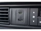 ドライブの時間をスマートフォン等の充電時間に。運転席からも助手席からも使いやすい位置に、急速充電対応タイプのUSBジャックを設けました。