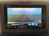 【バックカメラ】運転が苦手な方も車庫入れラクラクです!ギアをリバースに入れれば自動的に切り換わりますので、面倒な操作は不要です♪狭い駐車場もお車を傷つけず安心ですね!