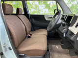 運転席からの視界は広く、運転操作もスムーズに行えます。快適なドライブをサポートする空間です。