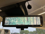 【インテリジェントルームミラー】後席の大きな荷物や同乗者で後方が確認しづらい時でも安心!カメラが撮影した車両後方の映像をルームミラー内に表示。クリアな視界で状況の確認が可能です!