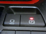 電動パーキングブレーキを搭載。スイッチ操作でパーキングブレーキを作動・解除することができるので操作の力が不要です。