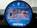 バックカメラ&サラウンドビューカメラ&全周囲パークセンサーはリバースシフトに連動し、センターモニター上へ切り替わります。目視もでき死角にある障害物等を検知すると警告音でも知らせてくれます。