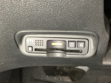 ハンドルの左下にETCがついています。高速道路の料金所の通過も楽々です。 カードの取り出しもしやすい場所についています。