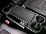 セカンドシートセンターテーブル(充電専用USB-C端子)