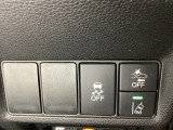 Hondaセンシング用の、VSA(ABS+TCS+横滑り抑制)解除と路外逸脱抑制機能のオンオフスイッチなどはハンドルの右側に装備しています。