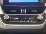 オートエアコンは温度を設定するだけで、自動で風量などを設定してくれます。運転しながら操作も必要ないので、安全性も向上します。