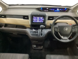 車内は光触媒抗菌消臭施工済です。スタイリッシュなデザインで暖かみのあるインパネ周りを演出します。グローブボックスやカップホルダーのほかにトレーなどたくさんの収納スペースが装備されています。
