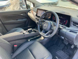 運転席も広々とゆったりしております。アームレストも装備しており快適にドライブしていただけます。