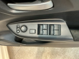 電動格納式リモコンドアミラーと、パワーウィンドウスイッチ等は運転席ドアにあります。