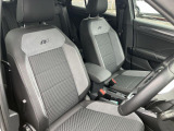 長時間運転でも疲れにくい設計の高品質シートを採用。姿勢が自然に決まり、街乗りから高速道路まで快適なドライブをサポートします。