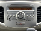 CDやラジオで、お気に入りの音楽を楽しめます。AUX端子も備えているので、外部機器との接続も簡単。快適なドライブをサポートします。