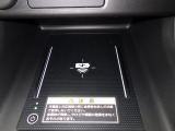 ワイヤレス充電器を装備☆ワイヤレス充電規格Qiに適合したスマートフォンを充電エリアに置くだけけで充電されます☆とっても便利な機能ですね