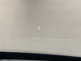 フロントガラスに情報投影するHUD付き。視線移動を最小限に、安全運転を支援します。