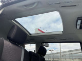 パノラミックルーフが付いているので、みんながくつろげる、広くて気持ちのいい室内空間。