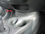乗車中にホッと一息、ドリンクホルダーもありますよ!ドリンクだけでなく小物類も収納できますよ