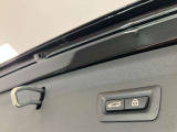 ボタン1つでリアハッチの開閉が可能です。またコンフォートアクセスが付いていれば鍵をポケットに入れた状態でキックで開閉も可能です。