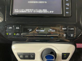 【オートエアコン】一度お好みの温度に設定すれば、車内の温度を検知し風量や温度を自動で調整。暑い&hellip;寒い&hellip;と何度もスイッチ操作をする必要はありません。快適な車内空間には必須の機能ですね♪