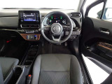 革巻きステアリングで快適な操作性の運転席です。