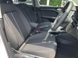 人間工学に基づいて設計されたシートは車のもっているドライビングフィールを存分にドライバーに伝えてくれるクオリティの高い仕上がりとなっています。