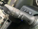雨天時でもクリアな視界を確保できるワイパーレバー。運転の安全性を高めます。操作性にも配慮した設計です。