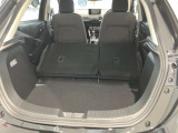 後席を全て倒して、荷物専用のスペースにした状態です。これなら長いものも積めますし、ご旅行や趣味に活用できますね。