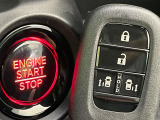 【Hondaスマートキー】カバンやポケットに入れたままでもドアの施錠・解錠が可能なスマートキーを装備。エンジンのオン・オフ時もカギを取り出す必要が無いからとっても便利です♪